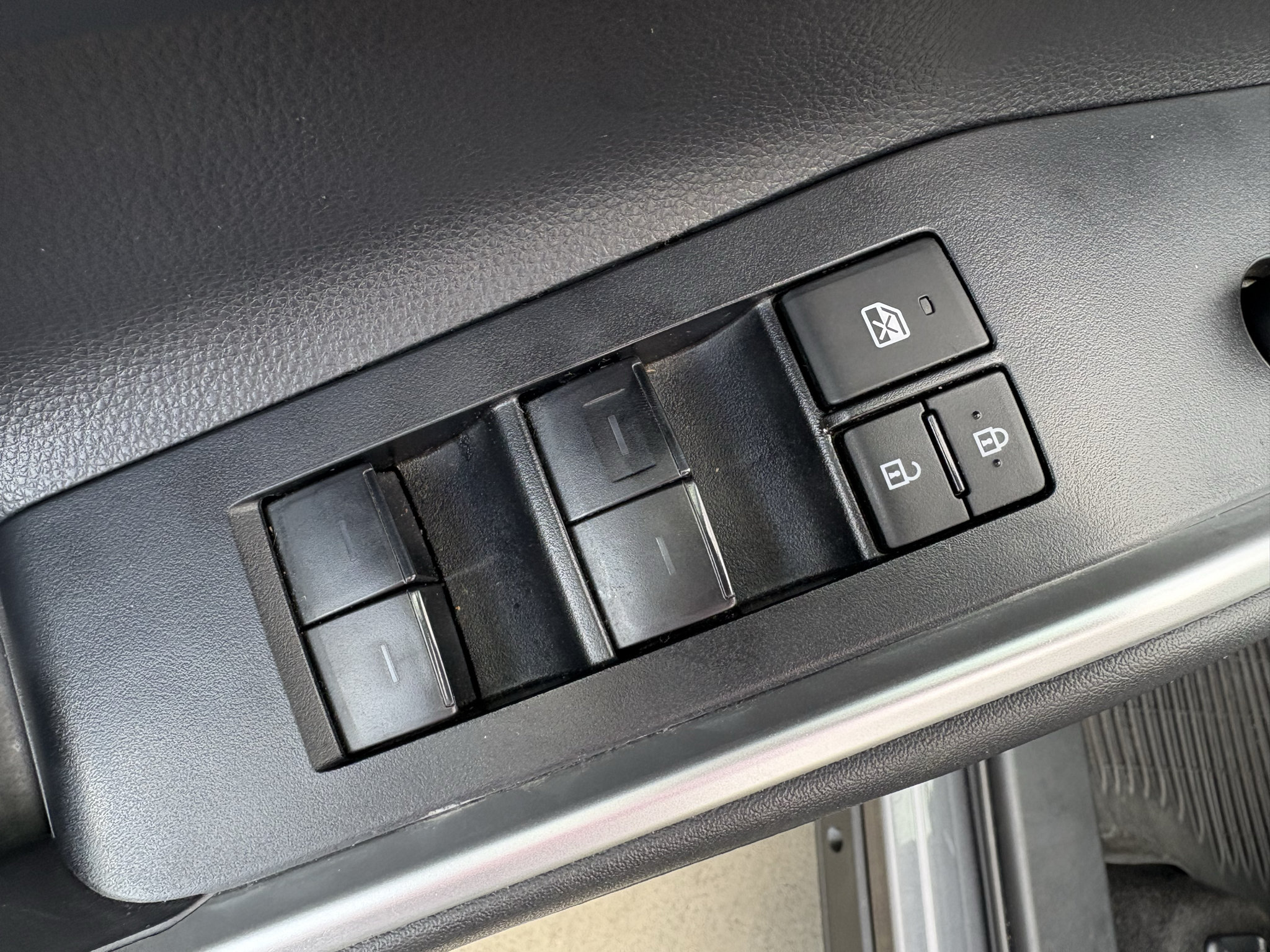 Used 2023 Toyota Highlander LE AWD/4WD image 11