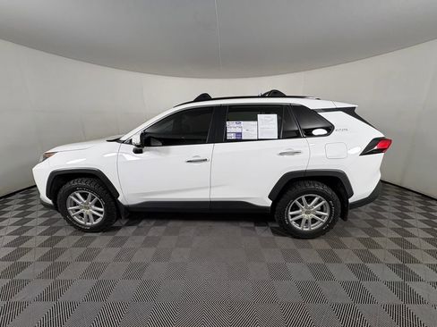 Used 2021 Toyota RAV4 LE image 4