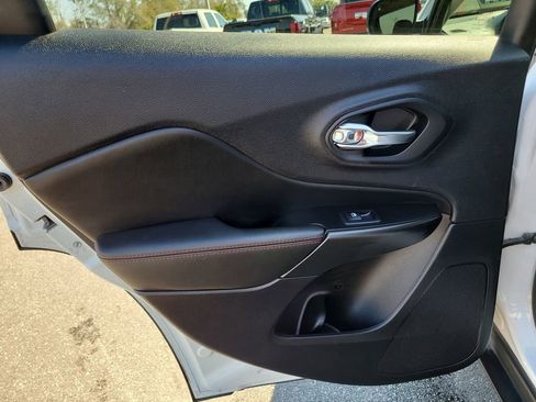 Used 2022 Jeep Cherokee Trailhawk image 10