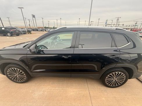 Used 2025 Volkswagen Taos SE FWD image 6