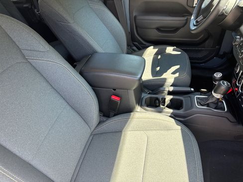 Used 2025 Jeep Wrangler Willys AWD/4WD image 14