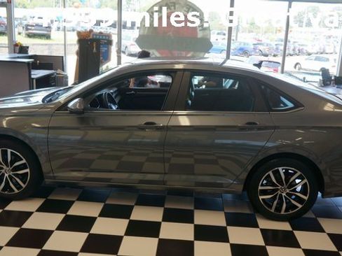 Certified 2025 Volkswagen Jetta SE image 4