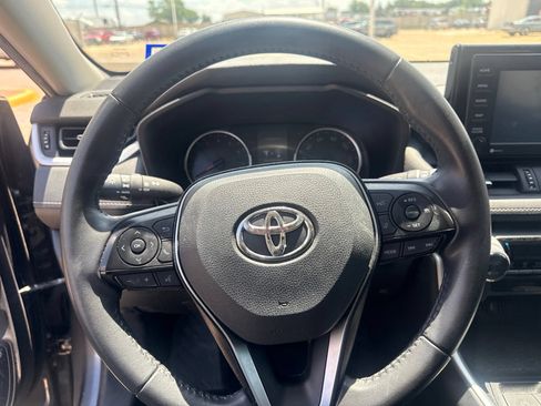 Used 2020 Toyota RAV4 XLE Premium FWD image 12