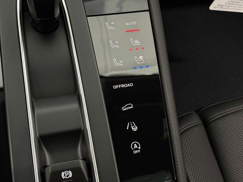 Certified 2026 Porsche Macan AWD/4WD image 37