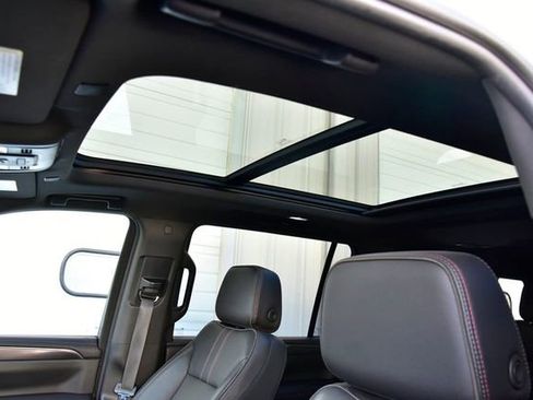 Used 2021 Chevrolet Suburban RST w/ Luxury Package image 12