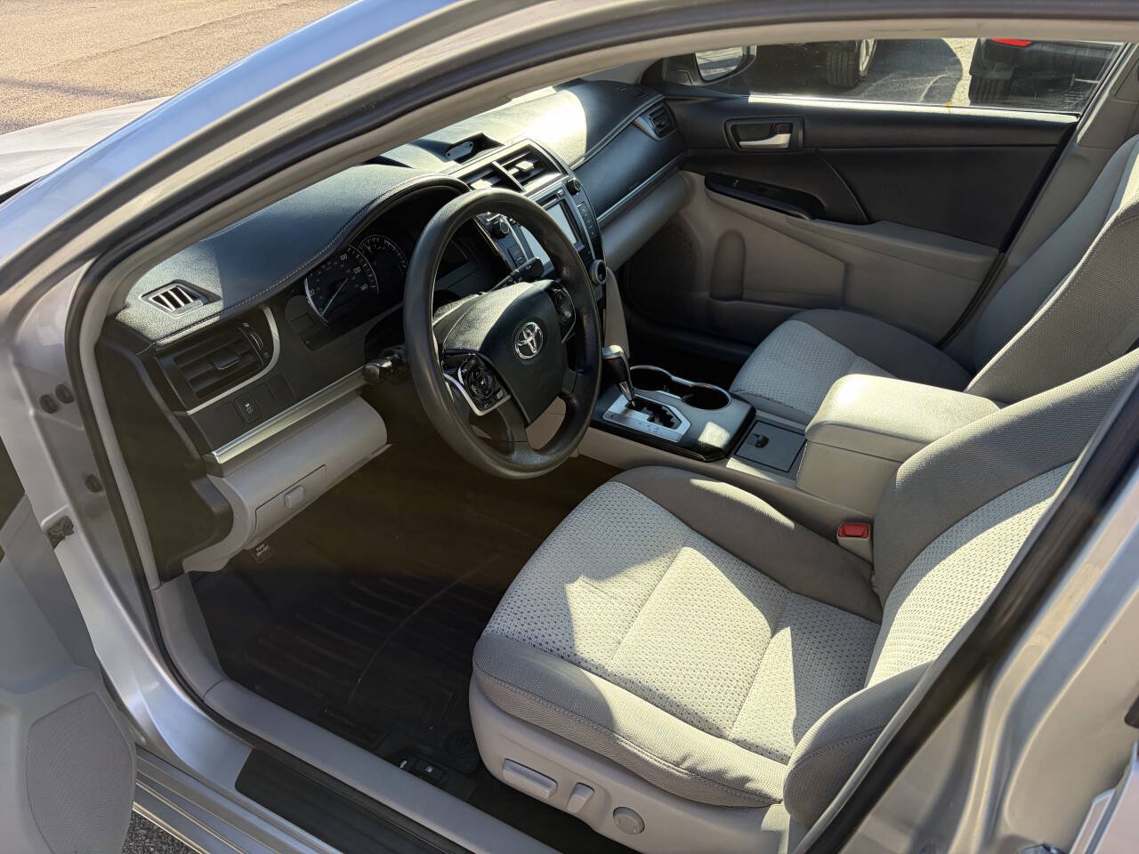 Used 2014 Toyota Camry LE FWD image 10