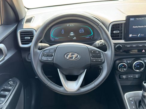 Used 2023 Hyundai Venue SEL FWD image 13