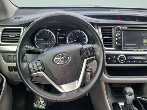 Used 2017 Toyota Highlander Plus FWD image 12
