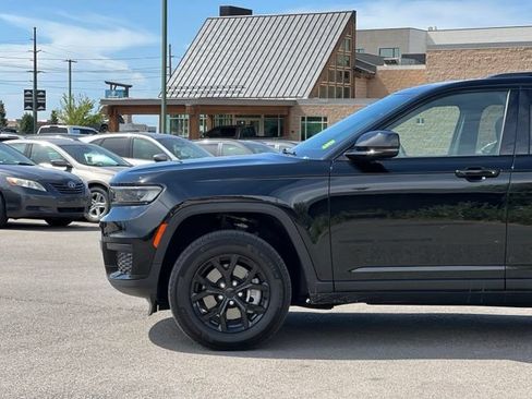 Used 2024 Jeep Grand Cherokee L Laredo AWD/4WD image 4