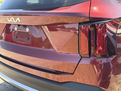 Certified 2025 Kia Sorento S w/ Panoramic Sunroof Package FWD image 8