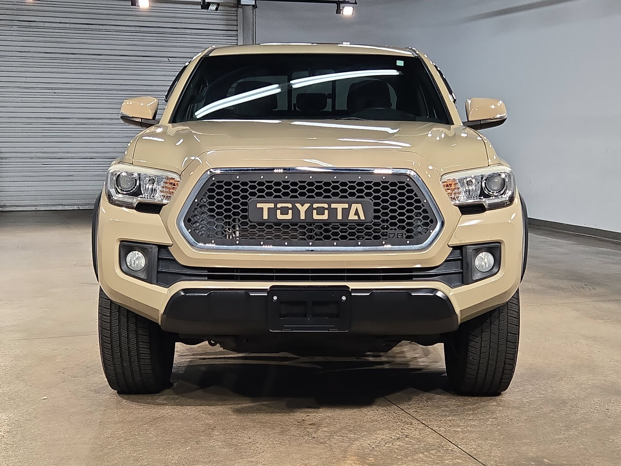 Used 2016 Toyota Tacoma TRD Off-Road w/ Premium & Technology Package RWD image 2