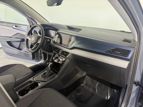 Used 2024 Volkswagen Taos SE w/ Panoramic Sunroof Package image 16