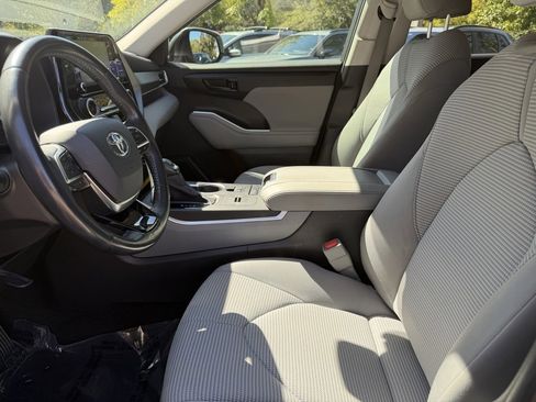 Used 2020 Toyota Highlander LE image 17