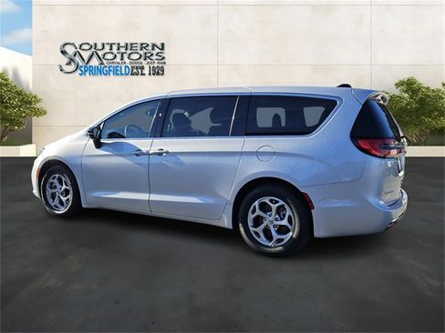 Used 2024 Chrysler Pacifica Limited image 3