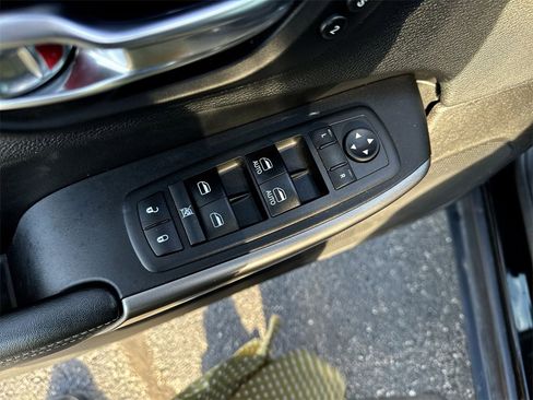 Used 2019 Jeep Cherokee Limited w/ Technology Group image 13