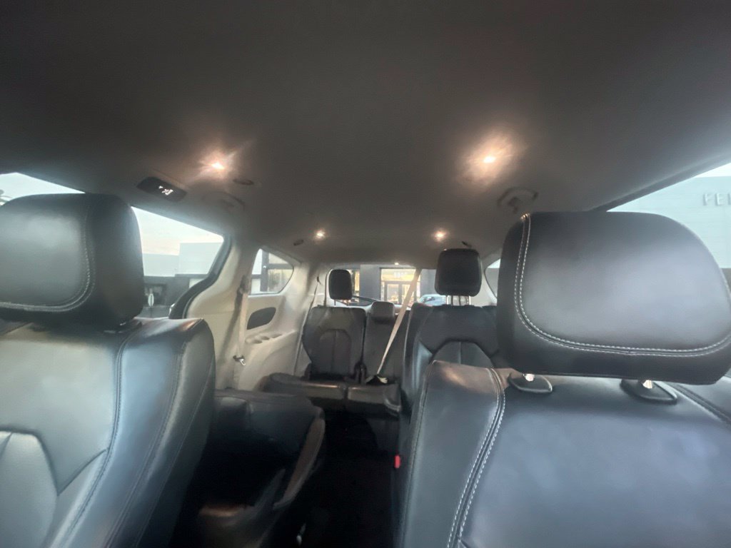 Used 2023 Chrysler Pacifica Touring-L FWD image 11
