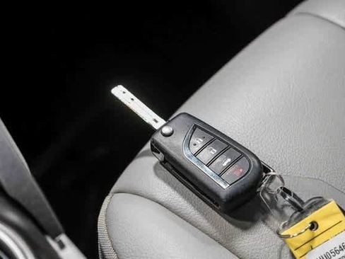 Certified 2022 Toyota Camry SE image 30