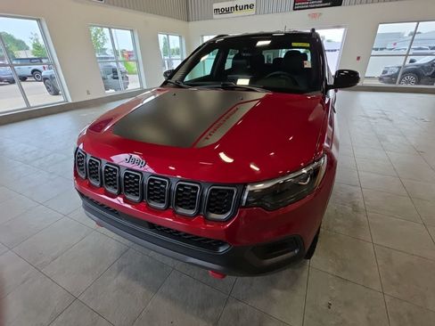 Used 2024 Jeep Compass Trailhawk w/ Trailhawk Elite Group AWD/4WD image 2