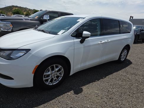 Used 2023 Chrysler Voyager LX FWD image 2