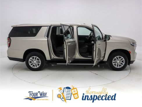 Used 2024 Chevrolet Suburban LT image 3