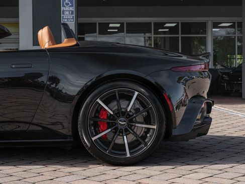 Used 2021 Aston Martin V8 Vantage Roadster image 11