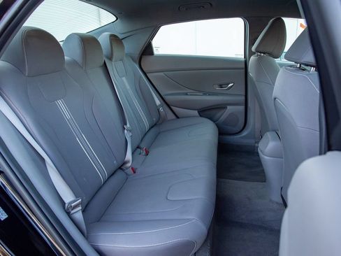 Used 2022 Hyundai Elantra SEL w/ Convenience Package FWD image 16