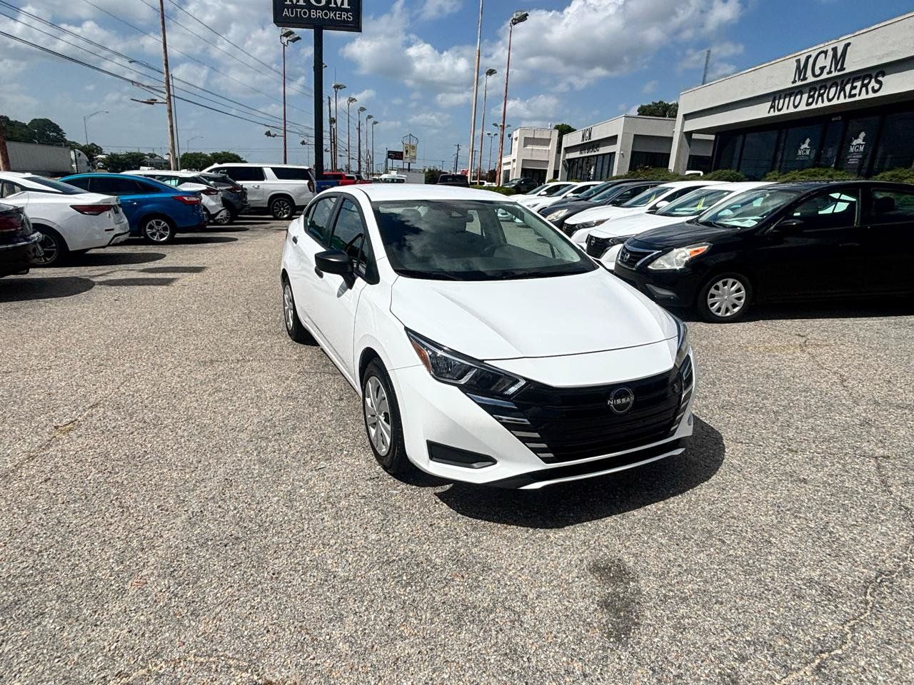 Used 2023 Nissan Versa S FWD image 32