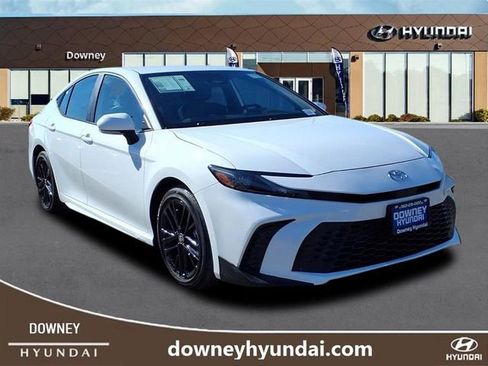 Used 2025 Toyota Camry SE image 3