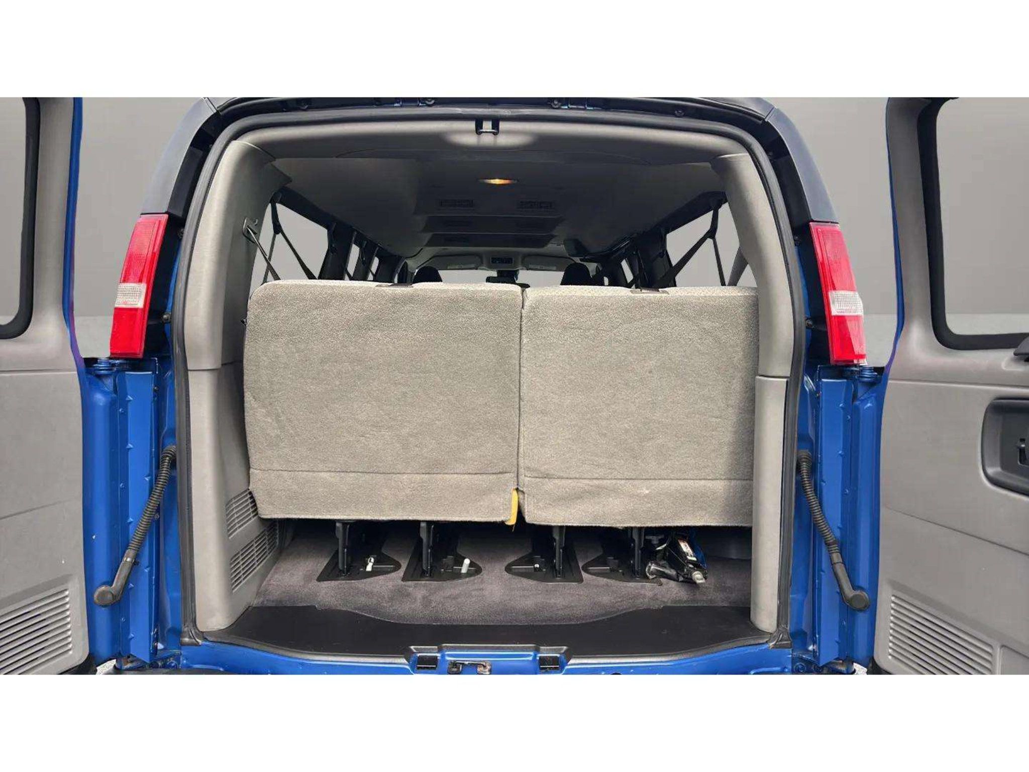 Used 2019 Chevrolet Express 3500 LS w/ Chrome Appearance Package RWD image 9