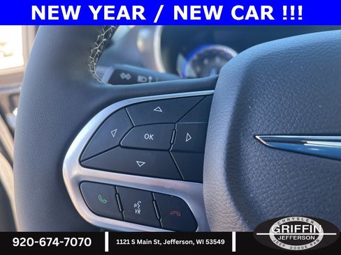 Used 2025 Chrysler Pacifica Select image 14