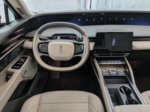 Used 2025 Lincoln Nautilus Reserve w/ Jet Appearance Package image 32