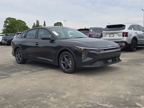 New 2025 Kia K4 LXS image 2