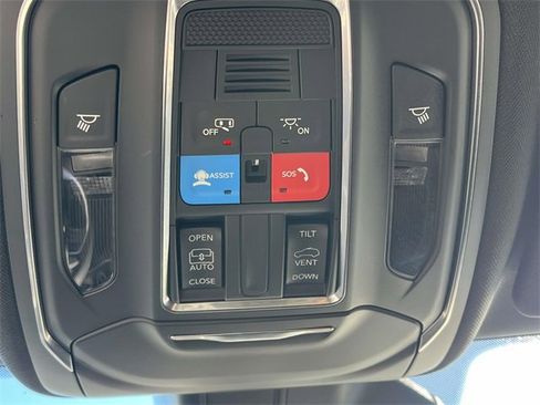 Used 2025 Jeep Grand Cherokee Laredo X image 28