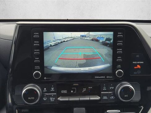 Used 2022 Toyota Highlander LE image 12