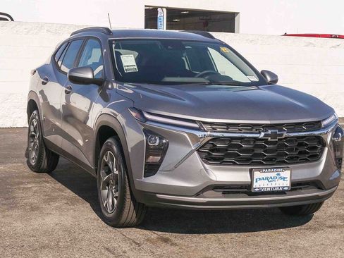 New 2026 Chevrolet Trax LT w/ LT Convenience Package FWD image 3