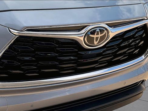 Used 2021 Toyota Highlander Limited FWD image 30