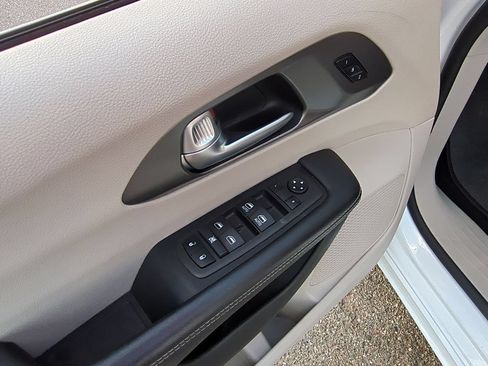 Used 2024 Chrysler Pacifica Touring-L FWD image 21