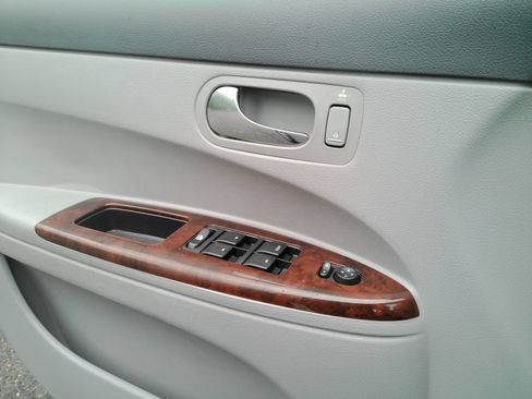 Used 2007 Buick LaCrosse CXL w/ Chromed Appearance Package FWD image 21