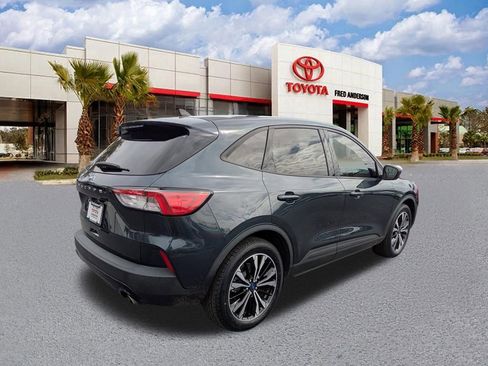 Used 2022 Ford Escape SE w/ SE Sport Appearance Package image 4