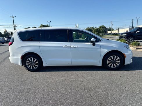 Used 2023 Chrysler Pacifica Touring-L FWD image 7