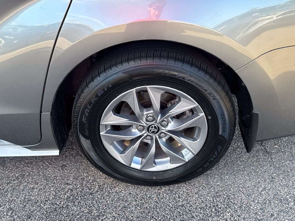 Used 2026 Toyota Sienna LE AWD/4WD image 41