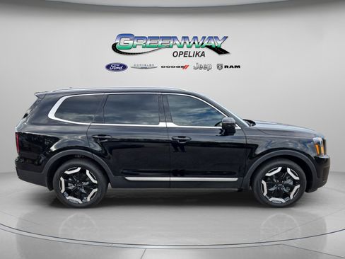 Used 2024 Kia Telluride EX w/ EX Captain's Chair Package image 8