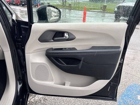Used 2023 Chrysler Pacifica Touring-L FWD image 46