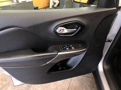 Used 2020 Jeep Cherokee Latitude w/ Cold Weather Group AWD/4WD image 12