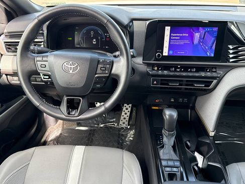 Used 2025 Toyota Camry SE w/ Convenience Package FWD image 18
