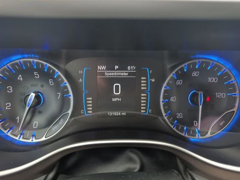 Used 2017 Chrysler Pacifica Touring-L image 11