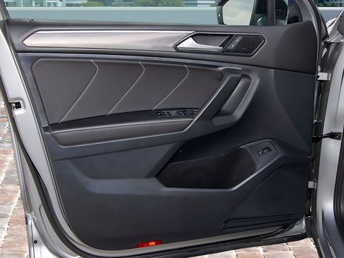 Used 2024 Volkswagen Tiguan SE R-Line image 10