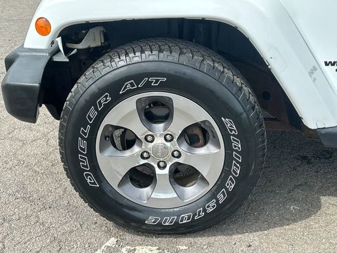 Used 2017 Jeep Wrangler Unlimited Sahara w/ Connectivity Group image 12