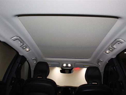Used 2022 Volvo XC60 B5 Momentum w/ Protection Package Premier FWD image 23