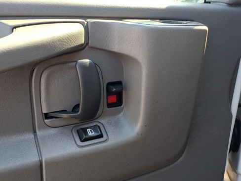 Used 2014 GMC Savana 2500 Extended RWD image 4